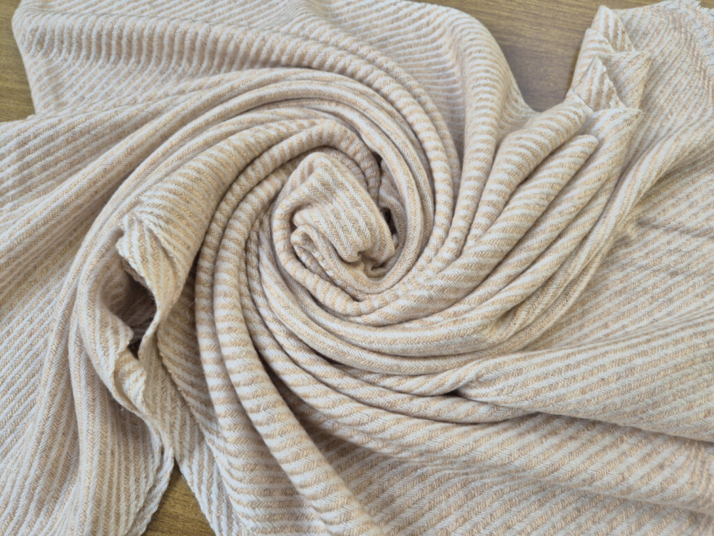 Weicher Kaschmir-Stola in Pfirsich-Creme | handgewebt von LWH | 65×195 cm